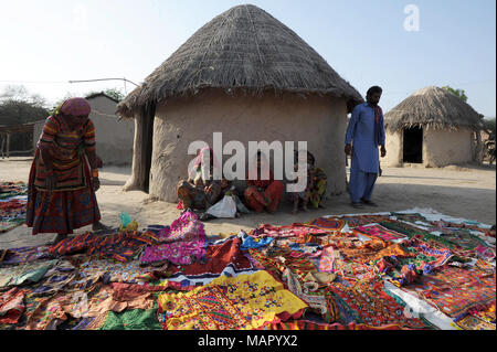 Pathan tribal family en face de maison traditionnelles de boue (bhunga), montrant leur Jarawali tribal coloré, broderie, Kutch, Gujarat, Inde, Asie Banque D'Images