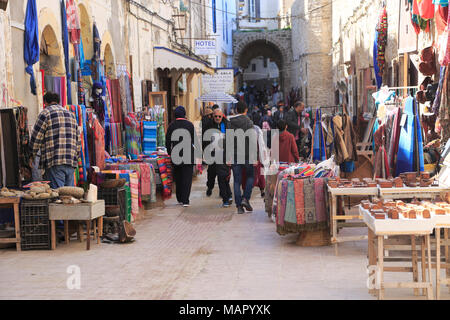 Marché des artisans au-dessous des remparts, Médina, UNESCO World Heritage Site, Essaouira, Maroc, Afrique du Nord, Afrique Banque D'Images