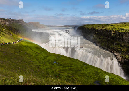 Les touristes visitant célèbre Gullfoss (Chutes d'Or), l'Olfusa River dans le sud-ouest de l'Islande, les régions polaires Banque D'Images