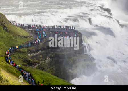 Les touristes visitant célèbre Gullfoss (Chutes d'Or), l'Olfusa River dans le sud-ouest de l'Islande, les régions polaires Banque D'Images