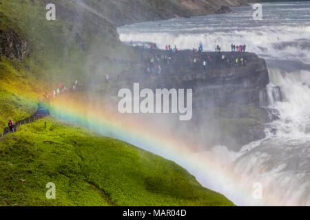 Les touristes visitant célèbre Gullfoss (Chutes d'Or), l'Olfusa River dans le sud-ouest de l'Islande, les régions polaires Banque D'Images