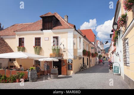 Rue principale de la vieille ville, le restaurant Altes Presshaus, Durnstein, Wachau, Basse Autriche, Europe Banque D'Images