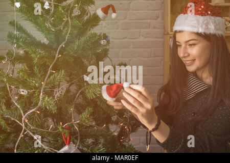 Belle jeune femme portant des vêtements d'hiver à la mode chaud Banque D'Images