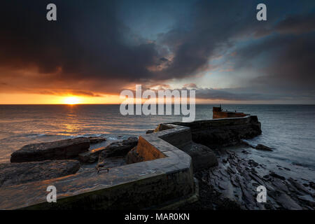 Les blocs (le ZigZag) brise-lames à lever du soleil sur le port de St Monans de Fife, East Neuk, Ecosse, Royaume-Uni, Europe Banque D'Images