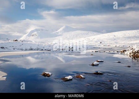 Une scène d'hiver Mont Noir de Lochan na h-achlaise sur Rannoch Moor, Highlands, Ecosse, Royaume-Uni, Europe Banque D'Images