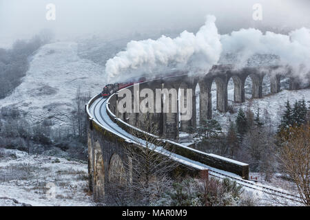 Une scène d'hiver le Glenfinnan viaduc de chemin de fer avec une locomotive à vapeur, Highlands, Ecosse, Royaume-Uni, Europe Banque D'Images