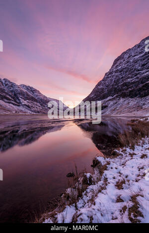 Loch Achtriochtan en hiver avec des montagnes enneigées et des réflexions, Glencoe, Highlands, Ecosse, Royaume-Uni, Europe Banque D'Images