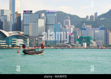 Jonque traditionnelle sur le port de Victoria avec des toits de la ville derrière, Hong Kong, Chine, Asie Banque D'Images