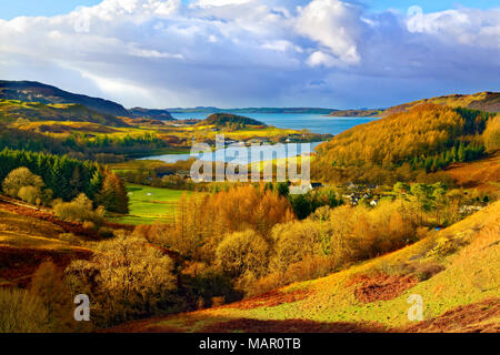 Un automne d'une vue panoramique du paysage côtier dans les Highlands écossais, regard vers le Loch Melfort, Highlands, Argyll and Bute, Ecosse, Royaume-Uni Banque D'Images