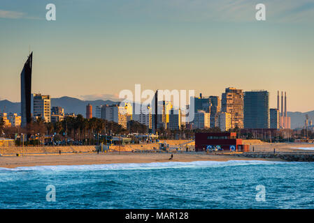 Waterfront skyline de Barcelone et la plage vu de la mer, Barcelone, Catalogne, Espagne, Europe Banque D'Images