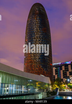 Disseny Hub Barcelona et gratte-ciel Torre Agbar au coucher du soleil, l'architecte Jean Nouvel, Barcelone, Catalogne, Espagne, Europe Banque D'Images