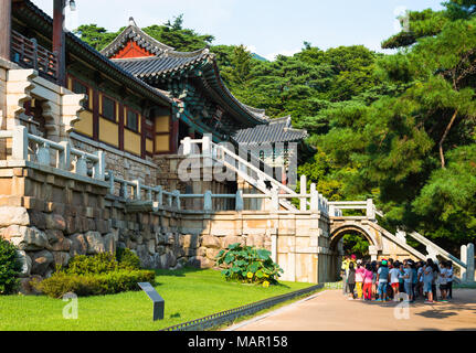 Groupe touristique au Temple Bulguksa, Gyeongju, Kyongju, Corée du Sud, Asie Banque D'Images