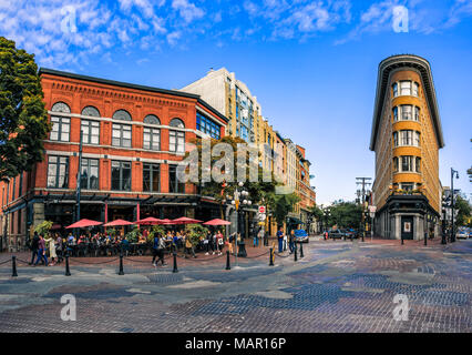 Architecture et café-bar en érable Square dans Gastown, Vancouver, British Columbia, Canada, Amérique du Nord Banque D'Images