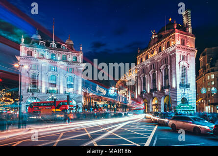 Sentiers de la circulation et de fête des lumières dans la nuit de Noël, Piccadilly Circus, Londres, Angleterre, Royaume-Uni, Europe Banque D'Images