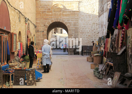 Marché des artisans au-dessous des remparts, Médina, UNESCO World Heritage Site, Essaouira, Maroc, Afrique du Nord, Afrique Banque D'Images