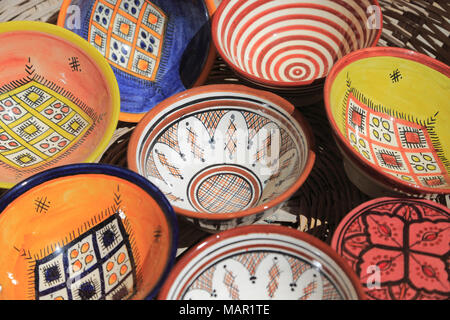 La poterie en marché des artisans au-dessous des remparts, Medina, Essaouira, Maroc, Afrique du Nord, Afrique Banque D'Images