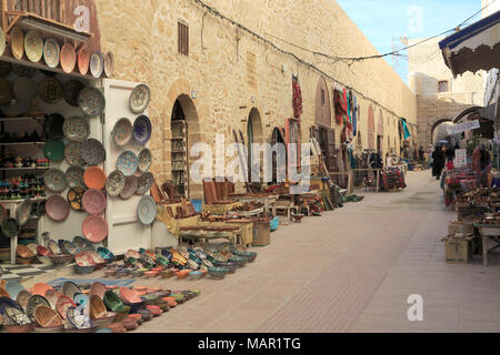 Marché des artisans au-dessous des remparts, Médina, UNESCO World Heritage Site, Essaouira, Maroc, Afrique du Nord, Afrique Banque D'Images