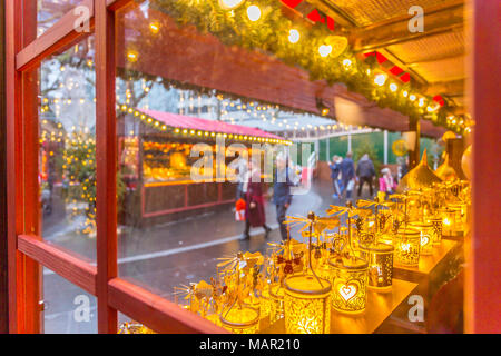 Les étals du marché de Noël et shoppers dans Leicester Square, Londres, Angleterre, Royaume-Uni, Europe Banque D'Images