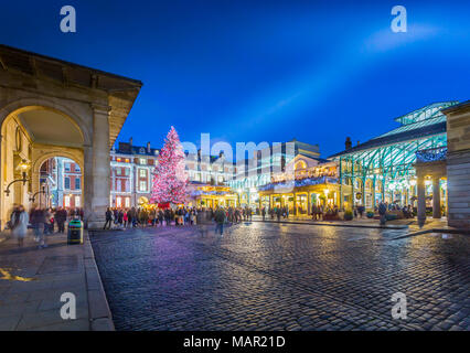 Voir l'arbre de Noël et de l'Eglise Saint-Paul à Covent Garden, au crépuscule, Londres, Angleterre, Royaume-Uni, Europe Banque D'Images