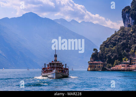 Vue de bateau sur le lac de Garde près de Riva del Garda, Riva del Garda, Lac de Garde, le Trentin, les lacs italiens, Italie, Europe Banque D'Images