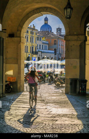 Avis de cycliste et la Piazza delle Erbe par des arcades et dôme de Padoue Cathédrale visible, Padoue, Vénétie, Italie, Europe Banque D'Images