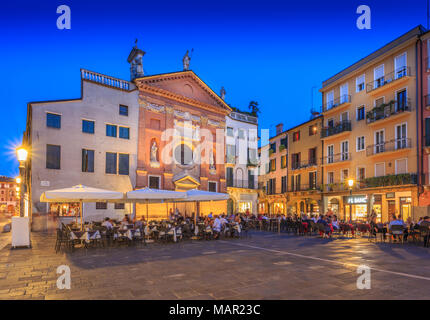 Avis de cafés et Chiesa di San Clemente sur la Piazza dei Signori, au crépuscule, Padoue, Vénétie, Italie, Europe Banque D'Images