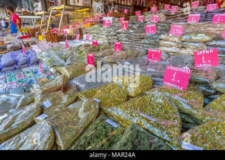 Herbes et épices sur produire stall dans le Marché Central, le quartier de Monastiraki, Athènes, Grèce, Europe Banque D'Images