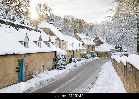 Gamme de cottages en pierre de Cotswold couvert de neige de l'hiver, Snowshill, Cotswolds, Gloucestershire, Angleterre, Royaume-Uni, Europe Banque D'Images