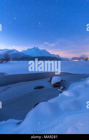 Étoile au-dessus de Piz da La Margna et glacées, le Lac de Sils, Engadine, Maloja Canton des Grisons, Suisse, Europe Banque D'Images