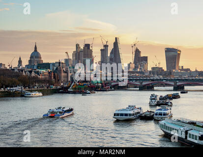 Vue sur la Tamise vers la ville de Londres au lever du soleil, Londres, Angleterre, Royaume-Uni, Europe Banque D'Images
