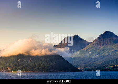 Les captures de nuages bas le coucher de soleil sur le Fjord Fjord (Nord), Norway, Scandinavia, Europe Banque D'Images