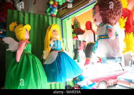 MERIDA, MEXIQUE - mars 12, 2012 : la taille humaine des poupées de papier traditionnelles vendues sur un marché local à Merida, Yucatan, Mexique Banque D'Images