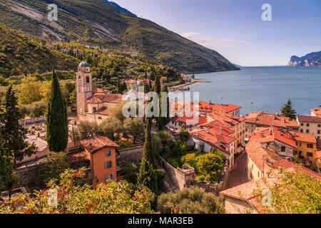 Vue panoramique sur le lac de Garde, Chiesa di S. Andrea et le port de Riva del Garda, Lac de Garde, Province de Trente, les lacs italiens, Italie, Europe Banque D'Images