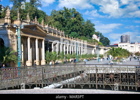 KARLOVY VARY, RÉPUBLIQUE TCHÈQUE - 6 septembre 2014 : Moulin colonnade dans la ville thermale de Karlovy Vary, en Bohême de l'Ouest, en République tchèque. Ressorts historique célèbre, plus vi Banque D'Images