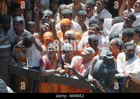 Mahamastakabhisheka festival - onction des Gommateshwara Bahubali Statue située à Shravanabelagola à Karnataka, en Inde. Il s'agit d'une importante Banque D'Images