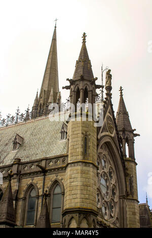 Le toit, les colonnes et les tours du style gothique St Colmans cathédrale catholique romaine dans la ville de Cobh, dans le comté de Cork Irlande Banque D'Images