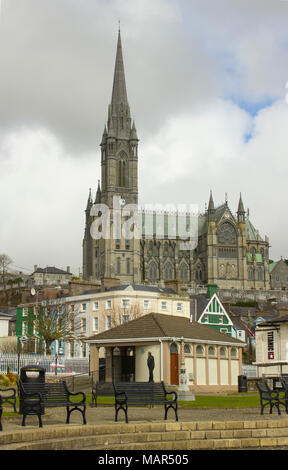 Les touristes à pied le front de mer de Cobh, dans le comté de Cork, en Irlande, dominé par la cathédrale St Colmans Banque D'Images