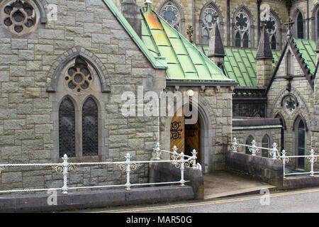 Le toit, les colonnes et les tours du style gothique St Colmans cathédrale catholique romaine dans la ville de Cobh, dans le comté de Cork Irlande Banque D'Images