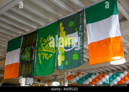 16 mars 2018 drapeaux irlandais à thème à partir d'un plafond drapé de restaurant dans la ville de Blarney Irlande pour les célébrations de la St Patrick Banque D'Images