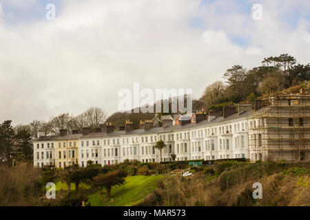 Ancienne maison victorienne avec terrasse dans la ville irlandaise de Cobh, dans le comté de Cork surplombant le célèbre port Banque D'Images