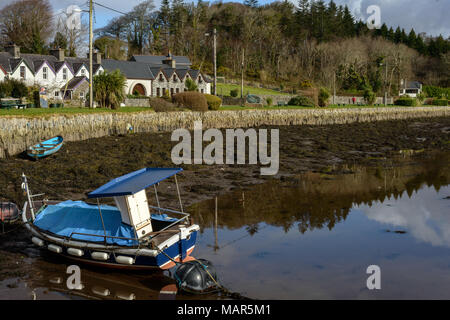 Bateau de pêche, jetée en pierre, marée basse, port de Kenmare, baie de Kenmare, Rivière Kenmare, port de Kenmare, irlandais, ville côtière, Irlande, ensoleillé, campagne Banque D'Images