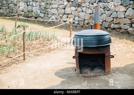 Pot de fer et le coréen cheminée traditionnelle à Haemieupseong forteresse à Seosan, Corée Banque D'Images