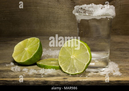 Dans un verre à Tequila avec tranches de lime et le sel. Banque D'Images