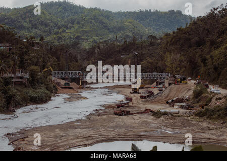 Utuado, Puerto Rico, Mar. 6, 2018--une vue large de la nouvelle Rio Abajo bridge à Utuado après des mois de dur travail. En raison des fortes pluies et des inondations de l'Ouragan María, l'ancien pont s'est effondré laissant une partie de la communauté isolée du reste de la ville. Ce nouveau pont devrait être ouvert le 10 mars au profit de la population locale. La FEMA/Eduardo Martínez Banque D'Images