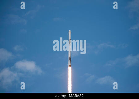 CRS-14 décollera de Cap Canaveral Air Force Station, en Floride, le 2 avril 2018. C'est le 43ème lancement Falcon 9 à partir de Cap Canaveral. (U.S. Air Force photo par un membre de la 1re classe Dalton Williams) Banque D'Images