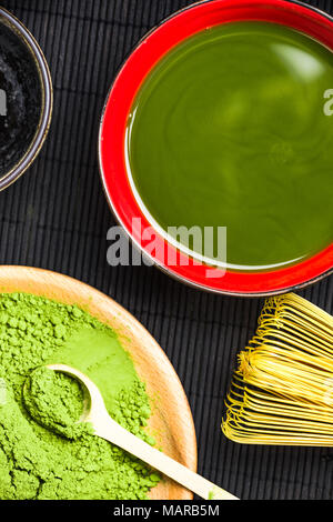 Making green thé matcha dans bol oriental. Banque D'Images