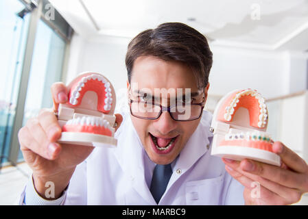 Funny dentiste avec des dents à l'hôpital modèle Banque D'Images
