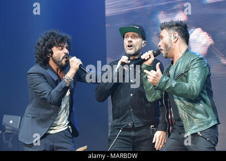 Les chanteurs pop italienne trio, composé par Max Pezzali (C), ancien chanteur du groupe 883, (R) Nek (de son vrai nom Filippo Neviani) et (L) Francesco Renga, photographié en live sur scène à PalaPartenope dans Napoli. (Photo par Paola Visone/Pacific Press) Banque D'Images