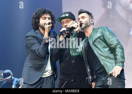 Les chanteurs pop italienne trio, composé par Max Pezzali (C), ancien chanteur du groupe 883, (R) Nek (de son vrai nom Filippo Neviani) et (L) Francesco Renga, photographié en live sur scène à PalaPartenope dans Napoli. (Photo par Paola Visone/Pacific Press) Banque D'Images