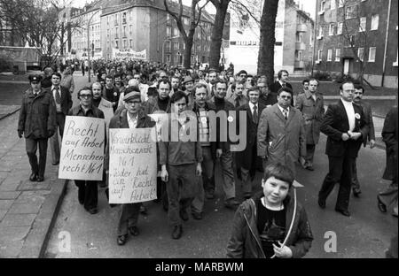 Env. 2500 ouvriers et d'employés de Felten et Guilleaume ( F&G) démontrer à Cologne le 8 mars 1977 contre les licenciements et le droit au travail. Dans le monde d'utilisation | Banque D'Images